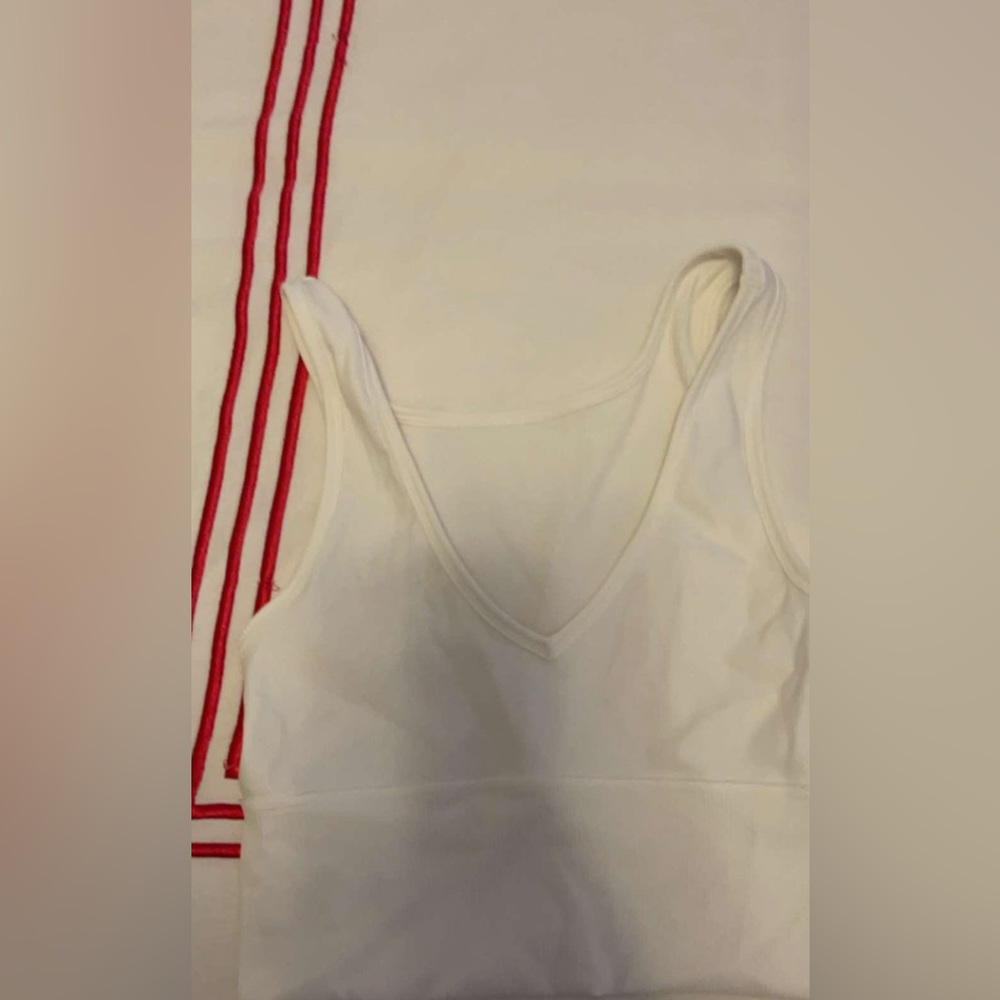 v neck white cropped size small 15$